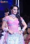 Sonakshi Sinha walks the ramp on final day of IIJW - inditop.com23