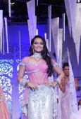 Sonakshi Sinha walks the ramp on final day of IIJW - inditop.com6