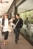 Sonam & Anil Kapoor snapped at Airport - inditop.com3