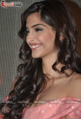 Sonam Kapoor & Anil Kapoor at Aisha film music launch at Tote - inditop.com28