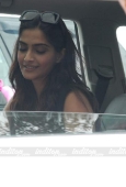 Sonam Kapoor & Imran snapped outside HR College - inditop.com15