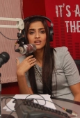 Sonam Kapoor at Fever FM with Amit Trivedi ( Follow Up From Fever studios to the airport ) - inditop.com25