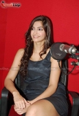 Sonam Kapoor with Aisha team with RJ Anurag Pandey of Fever FM - inditop.com17