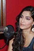 Sonam Kapoor with Aisha team with RJ Anurag Pandey of Fever FM - inditop.com29