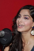 Sonam Kapoor with Aisha team with RJ Anurag Pandey of Fever FM - inditop.com30