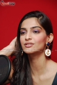 Sonam Kapoor with Aisha team with RJ Anurag Pandey of Fever FM - inditop.com50