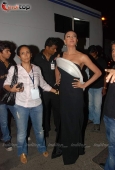 Sushmita Sen and Shahrukh Khan at I am She finals red carpet - inditop.com15