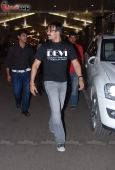 Vivek Oberoi with gf Priyanka Alva and Sushmita Sen snapped tonite at the airport - inditop.com16