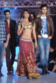 Priyanka chopra and ranbir walks the ramp for DHL Anjana Anjani show by Manish Malhotra - inditop.com16