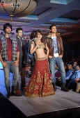 Priyanka chopra and ranbir walks the ramp for DHL Anjana Anjani show by Manish Malhotra - inditop.com19