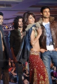 Priyanka chopra and ranbir walks the ramp for DHL Anjana Anjani show by Manish Malhotra - inditop.com20