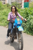 Sameera reddy learns to ride a bike - inditop.com9