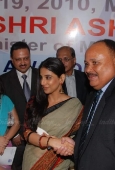 Vidya Balan with Martin Luther King 3 at Priyadarshni Award - inditop.com1