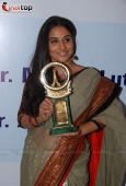 Vidya Balan with Martin Luther King 3 at Priyadarshni Award - inditop.com7