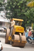 Akshay Kumar inspecting the Roads of Mumbai - inditop.com