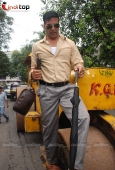 Akshay Kumar inspecting the Roads of Mumbai - inditop.com14