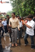 Akshay Kumar inspecting the Roads of Mumbai - inditop.com16