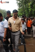 Akshay Kumar inspecting the Roads of Mumbai - inditop.com17