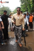 Akshay Kumar inspecting the Roads of Mumbai - inditop.com19