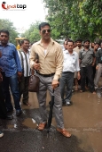 Akshay Kumar inspecting the Roads of Mumbai - inditop.com20