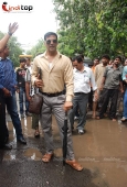 Akshay Kumar inspecting the Roads of Mumbai - inditop.com22