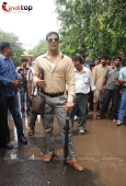 Akshay Kumar inspecting the Roads of Mumbai - inditop.com23