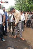 Akshay Kumar inspecting the Roads of Mumbai - inditop.com25