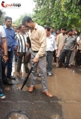 Akshay Kumar inspecting the Roads of Mumbai - inditop.com26