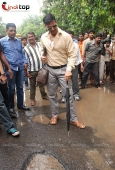 Akshay Kumar inspecting the Roads of Mumbai - inditop.com27