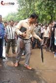 Akshay Kumar inspecting the Roads of Mumbai - inditop.com28