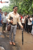 Akshay Kumar inspecting the Roads of Mumbai - inditop.com29