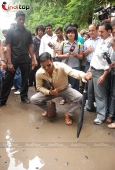 Akshay Kumar inspecting the Roads of Mumbai - inditop.com36