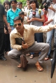 Akshay Kumar inspecting the Roads of Mumbai - inditop.com39