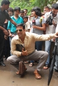 Akshay Kumar inspecting the Roads of Mumbai - inditop.com43