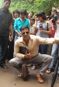 Akshay Kumar inspecting the Roads of Mumbai - inditop.com44