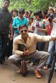 Akshay Kumar inspecting the Roads of Mumbai - inditop.com45