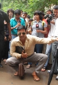 Akshay Kumar inspecting the Roads of Mumbai - inditop.com46