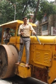 Akshay Kumar inspecting the Roads of Mumbai - inditop.com7