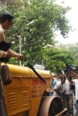 Akshay Kumar inspecting the Roads of Mumbai - inditop.com8