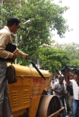 Akshay Kumar inspecting the Roads of Mumbai - inditop.com9