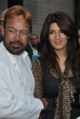 Beautiful Twinkle khanna inaugurate Prithvi Soni exhibition - inditop.com10