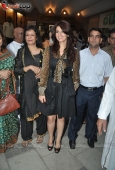 Beautiful Twinkle khanna inaugurate Prithvi Soni exhibition - inditop.com8