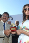 Bipasha & Saif at Vandrewala cup - inditop.com 16