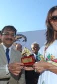 Bipasha & Saif at Vandrewala cup - inditop.com 17