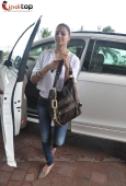 Bipasha Basu entering Taj Lands End for a meeting - inditop.com3