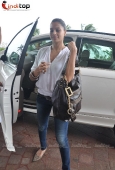 Bipasha Basu entering Taj Lands End for a meeting - inditop.com4