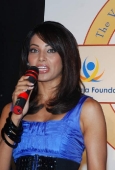 Bipasha Basu unveils Vandrevala Foundation race trophy - inditop.com 17