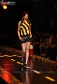 Deepika padukone walks for Shantanu Nikhil at LFW 2010 - inditop.com 