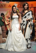 Isha Koppikar and Aarti Chabbria walk the ramp for Bharat n Dorris on day 2 - inditop.com 14