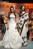 Isha Koppikar and Aarti Chabbria walk the ramp for Bharat n Dorris on day 2 - inditop.com 15